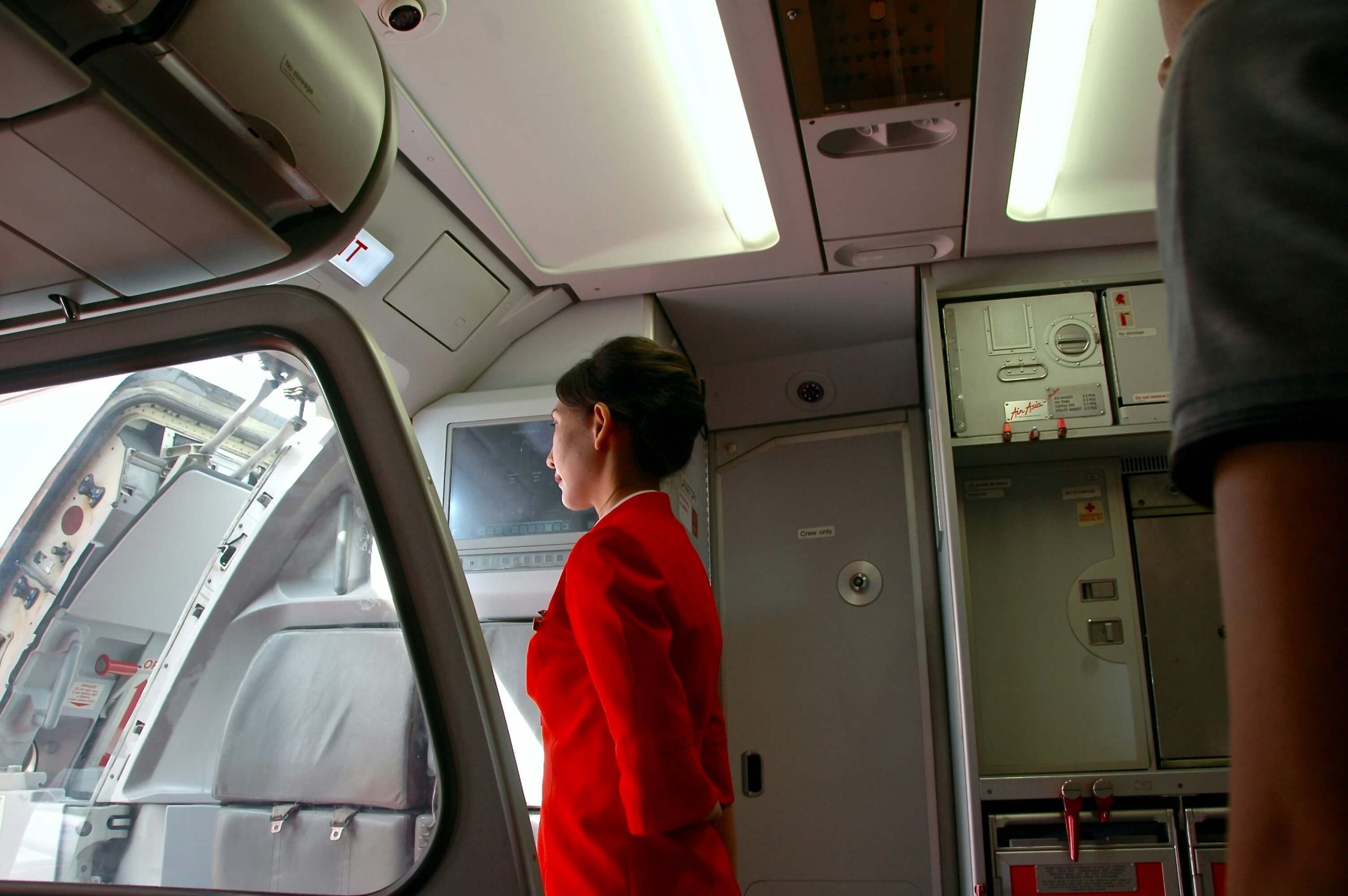 Una donna in abito rosso